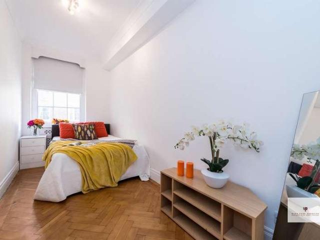 Flat for sale in Bayswater, Greater London