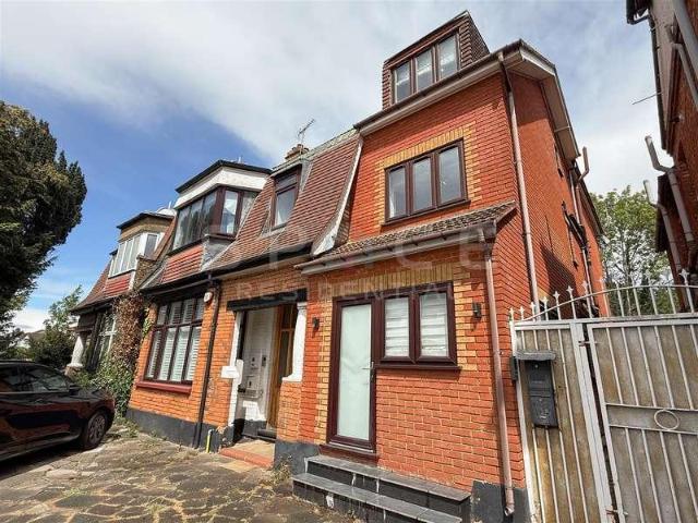 Flat for sale in The Hale, Mill Hill