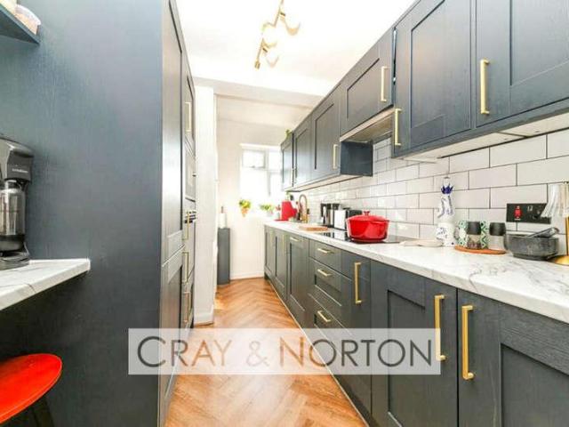 Flat for sale in London Borough of Croydon, Waddon