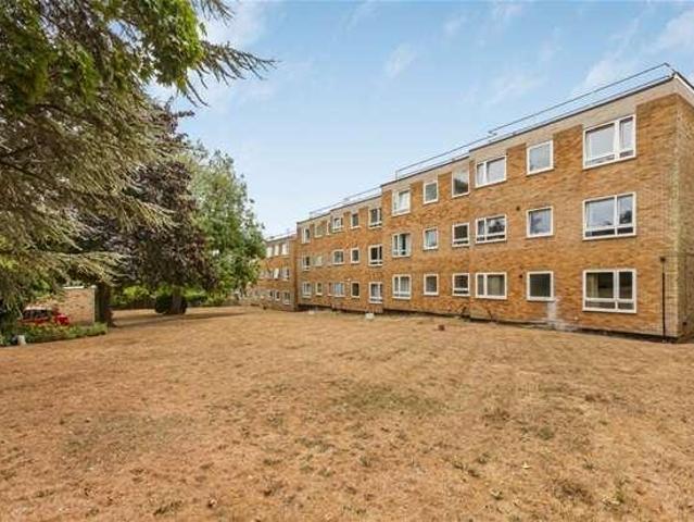 Flat for sale in Hatching Green, Five Acres