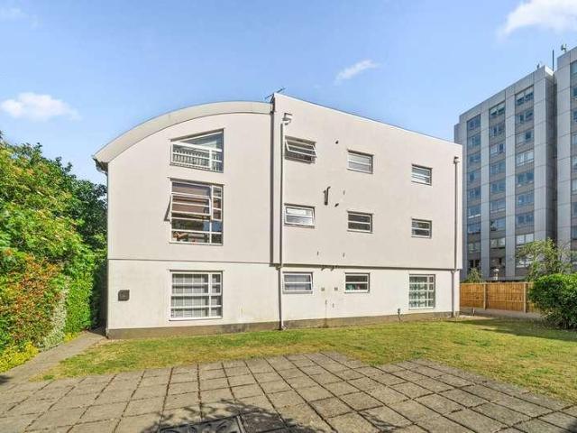 Flat for sale in Elmbridge, Surrey