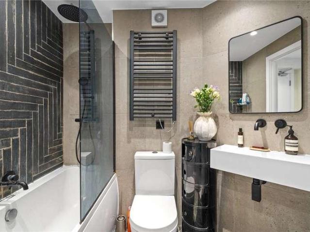 Flat for sale in Spitalfields, Greater London