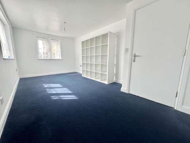 Flat for sale in Dunstable, Bedfordshire