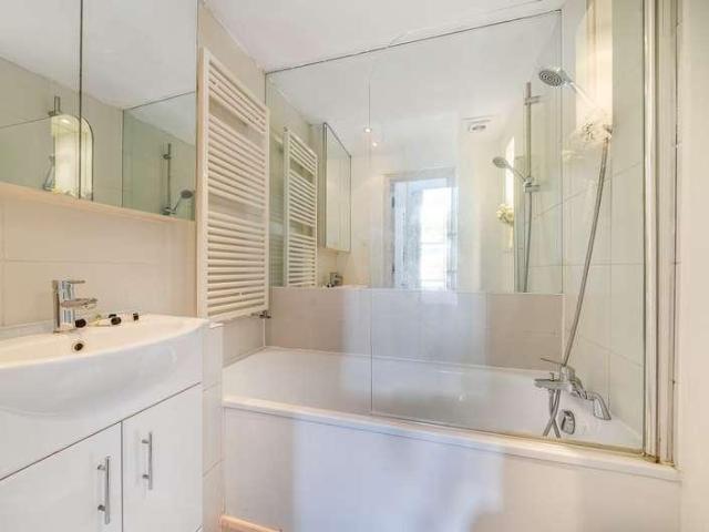 Flat for sale in Earl's Court, Greater London