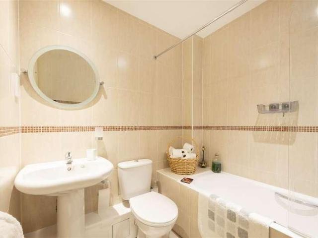 Flat for sale in London Borough of Merton, Raynes Park