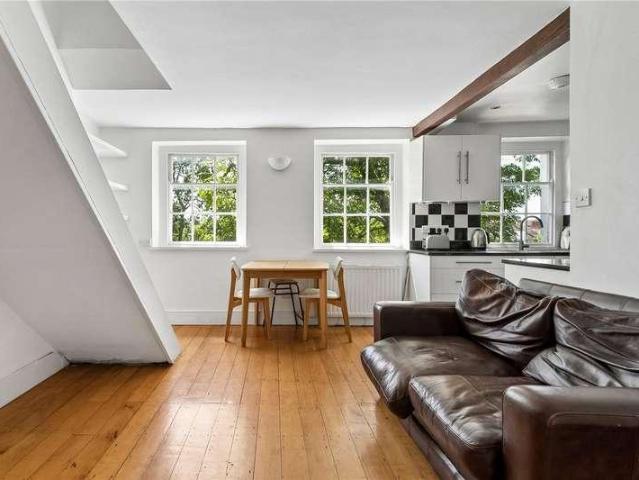 Flat for sale in Stamford Hill, Greater London