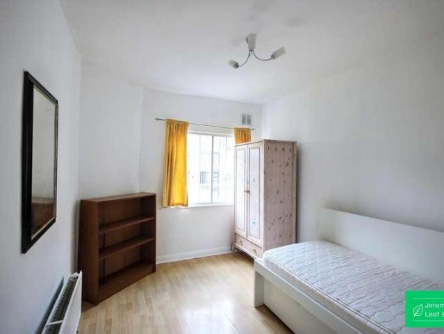 Flat for sale in North Finchley, Greater London
