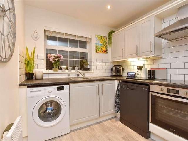 Flat for sale in Red Hill, Surrey