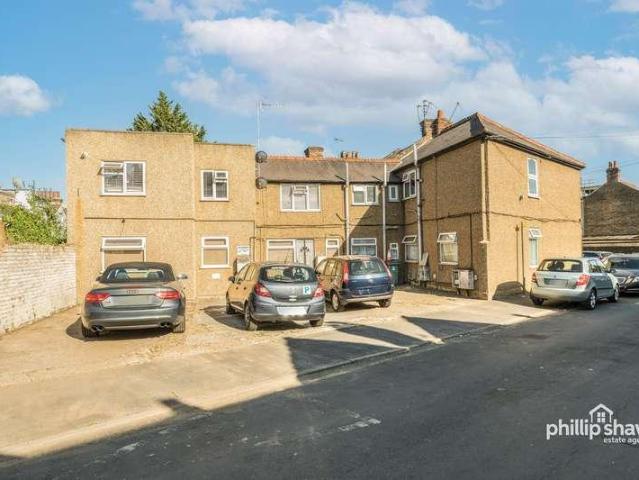 Flat for sale in North Watford, Hertfordshire