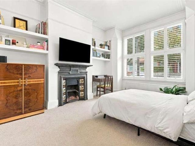 Flat for sale in South Tottenham, Greater London