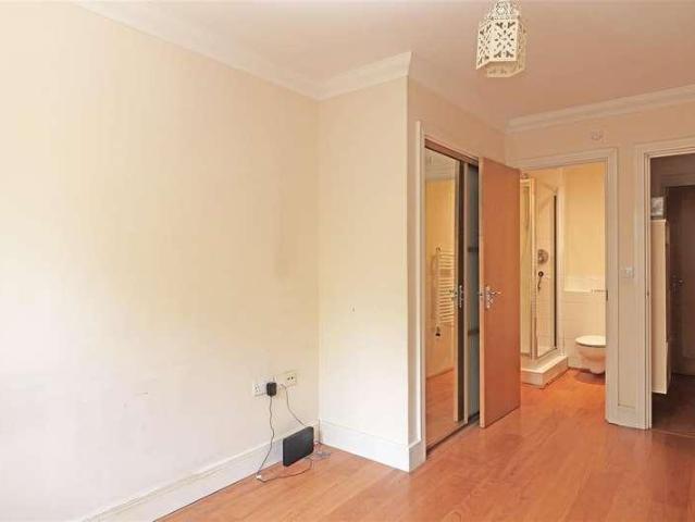 Flat for sale in Red Hill, Surrey