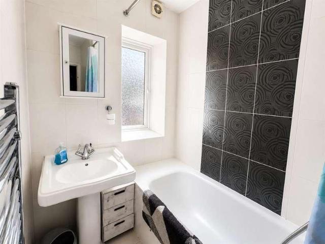 Flat for sale in London Borough of Hounslow, Hanworth