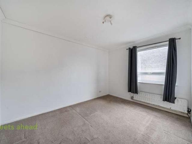 Flat for sale in London Borough of Croydon, Waddon