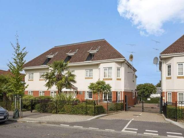 Flat for sale in The Hale, Greater London