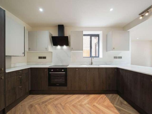 Flat for sale in Harlesden, Greater London