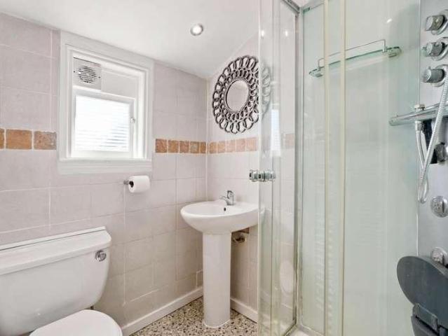 Flat for sale in London Borough of Lewisham, Bell Green