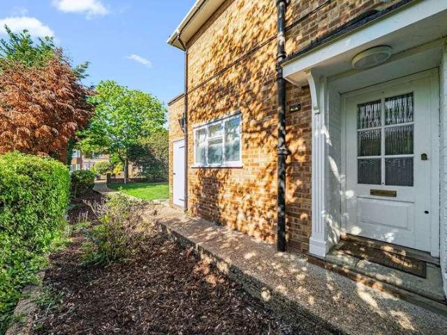 Flat for sale in Ashley Park, Surrey