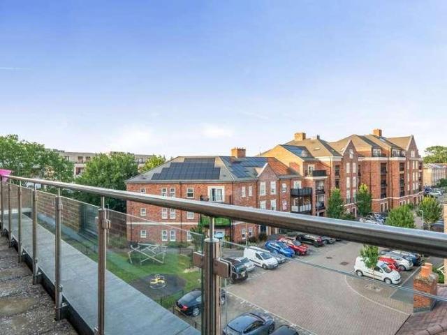 Flat for sale in Whetstone, Greater London