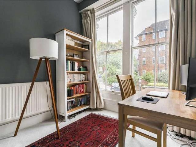 Flat for sale in Stroud Green, Greater London