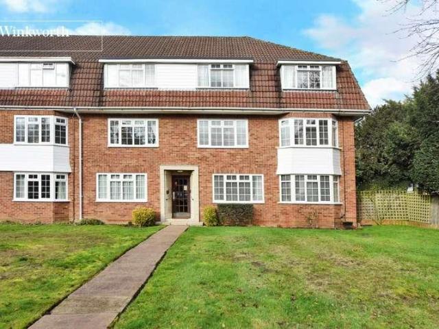 Flat for sale in Worcester Park, Greater London