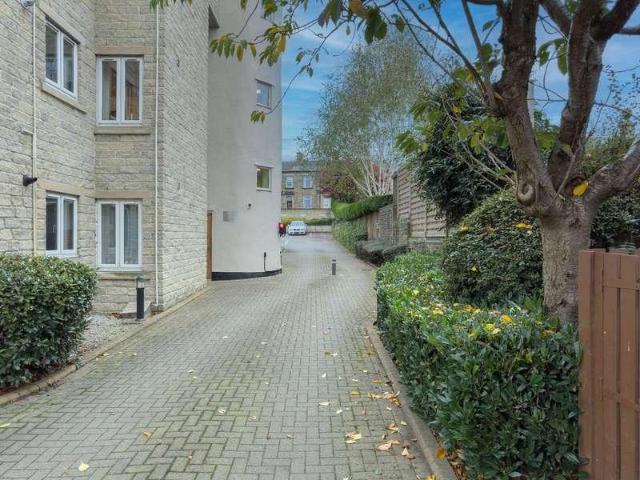 Flat for sale in Brighouse, Bonegate