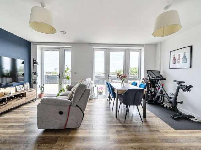 Flat for sale in London Borough of Ealing, Greater London