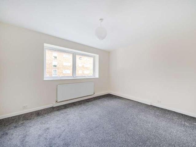 Flat for sale in Wallington, Greater London