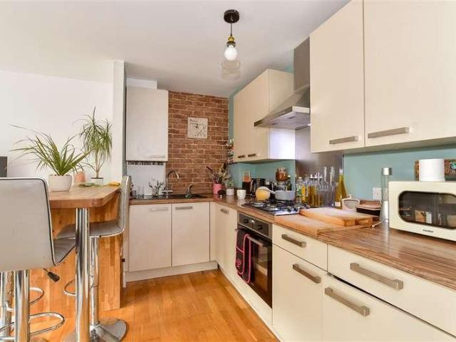 Flat for sale in Hillview, Surrey