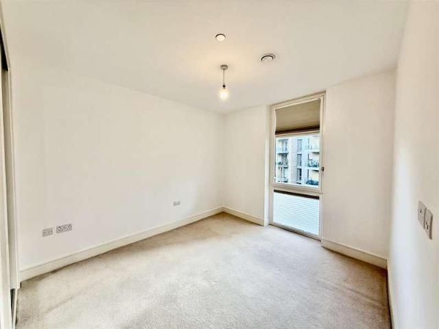Flat for sale in Yiewsley, Greater London