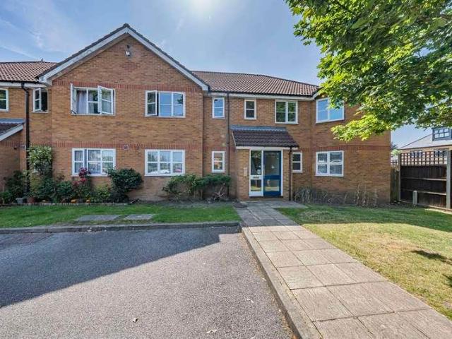 Flat for sale in Yeading, Greater London