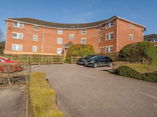 Flat for sale in Easthampstead, Bracknell