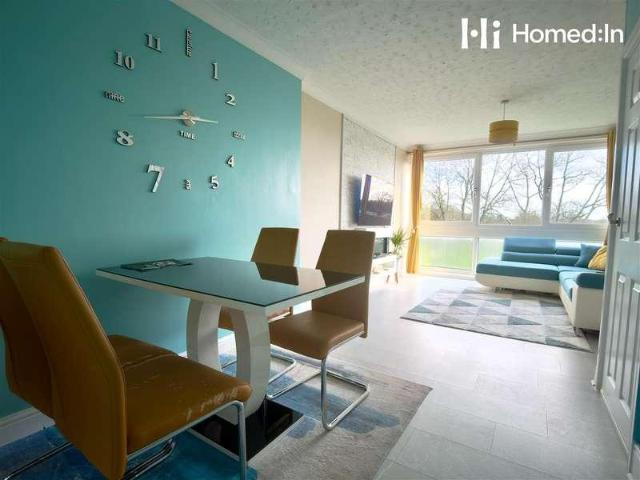 Flat for sale in Fole, Surrey
