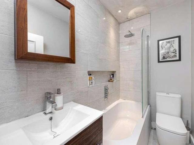 Flat for sale in Clapham, Greater London