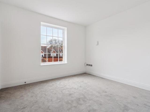 Flat for sale in Lunnon, Buckinghamshire