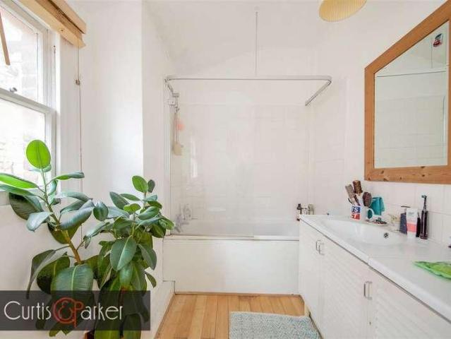 Flat for sale in Hornsey, Greater London