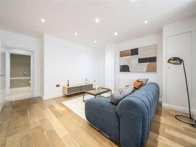 Flat for sale in London Borough of Ealing, Greater London