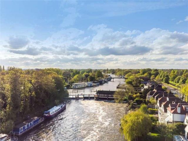 Flat for sale in Hampton, Greater London