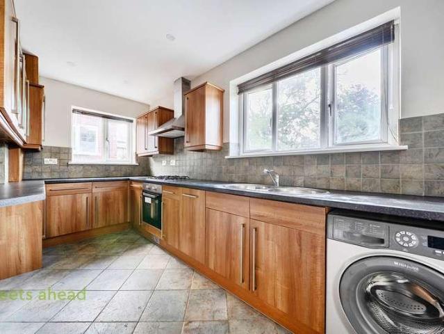 Flat for sale in London Borough of Croydon, Addiscombe