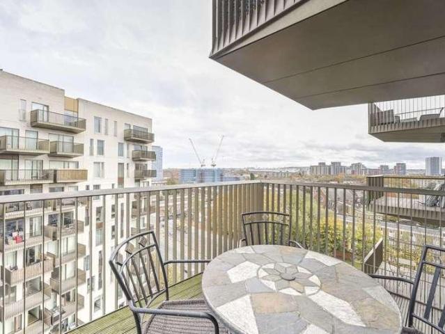 Flat for sale in E16, London