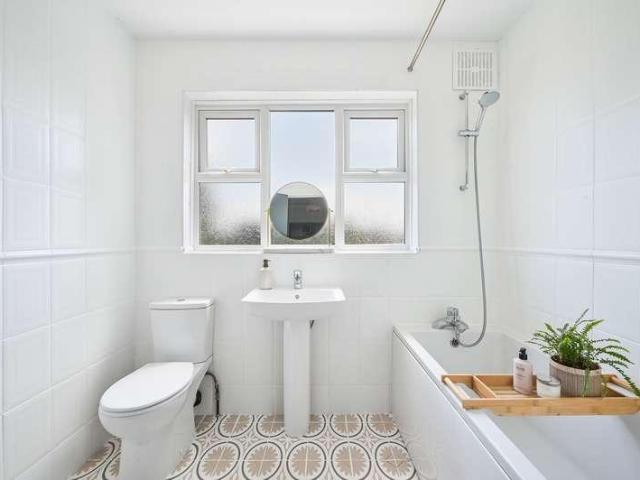 Flat for sale in Thames Ditton, Thames Ditton