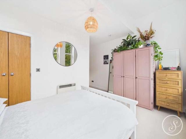 Flat for sale in Gledhow Park, Leeds