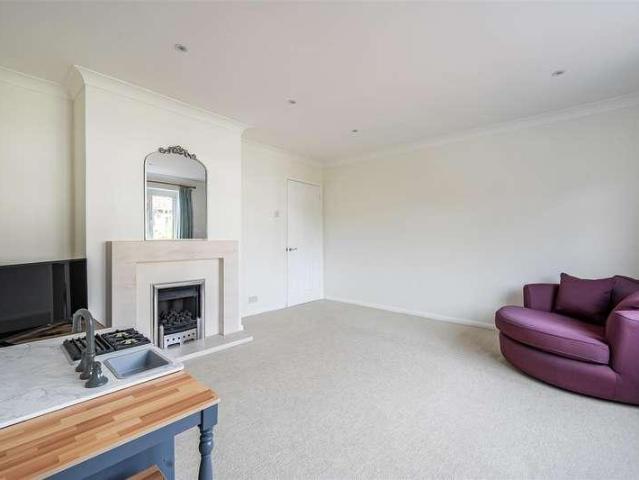 Flat for sale in Emmbrook, Wokingham