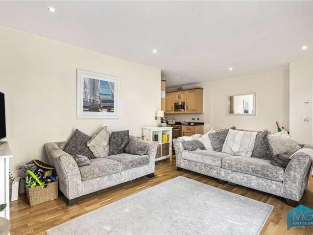 Flat for sale in Friern Barnet, Greater London