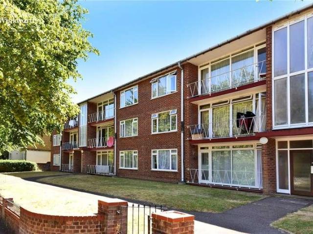 Flat for sale in Carshalton Beeches, Greater London