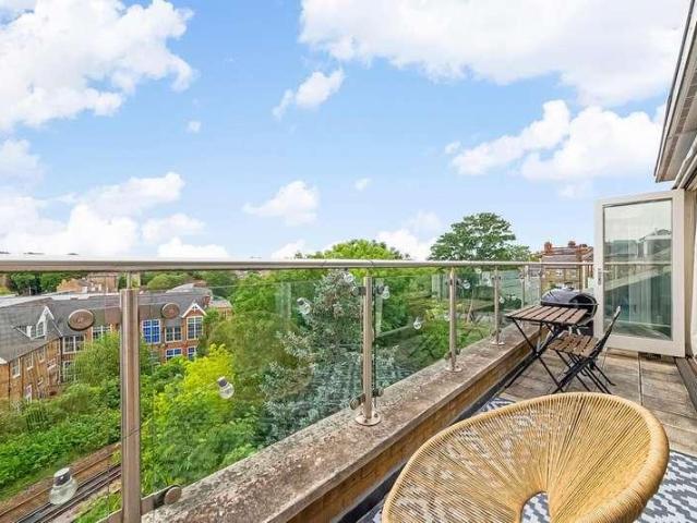 Flat for sale in West Norwood, Greater London