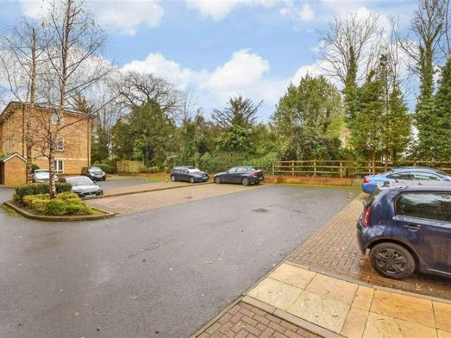 Flat for sale in Caterham Valley, Hillview