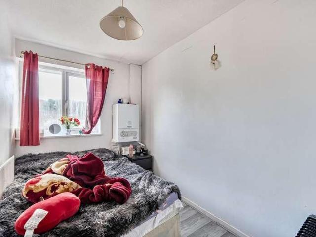 Flat for sale in London Borough of Croydon, Forestdale