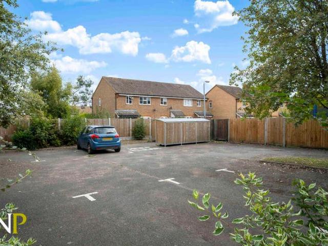 Flat for sale in Chipping Hill, Essex