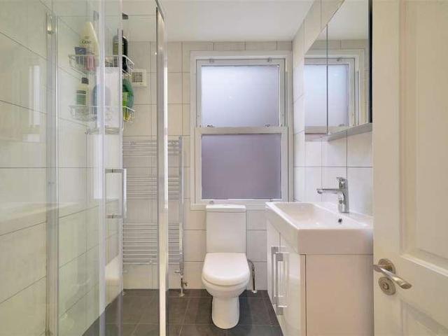 Flat for sale in Queen's Park, Greater London