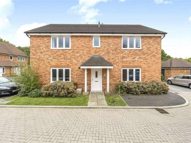 Flat for sale in Heol-las, Surrey